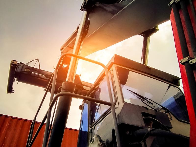 Manutenção de Conversor de Torque para Reach Stacker